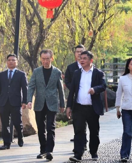 71岁王健林到访福建永春，网友评价“千金难买老来瘦”，王健林这几年看着是越来越瘦