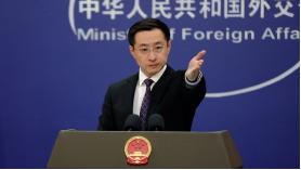 外交部记者会，一个日本记者拿到了话筒，整个人的腰板都挺得笔直。他清了清嗓子，对着