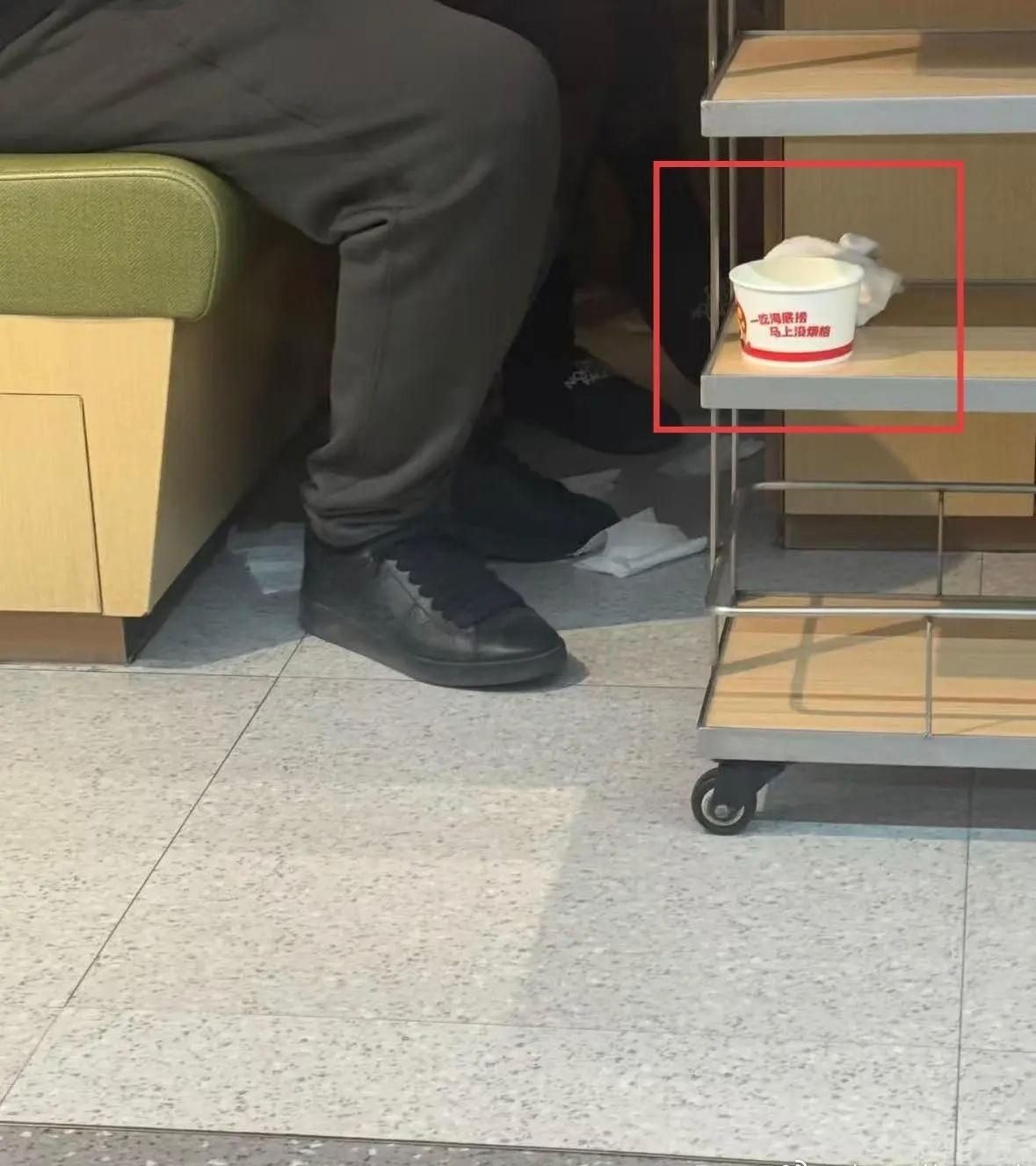 王先生称，当时孩子对他妈妈说想上厕所，“孩子妈直接给他抱起来，屁股对着我们，顺手