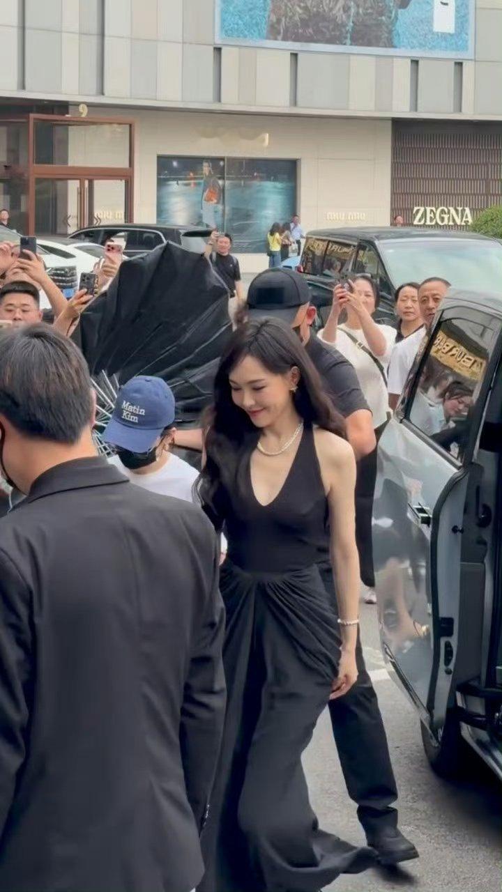 唐嫣[超话]唐嫣赴宴蒂芙尼，青岛流光映黑衣。鱼尾翩跹如鹤舞，生图绝艳动京师。 ​