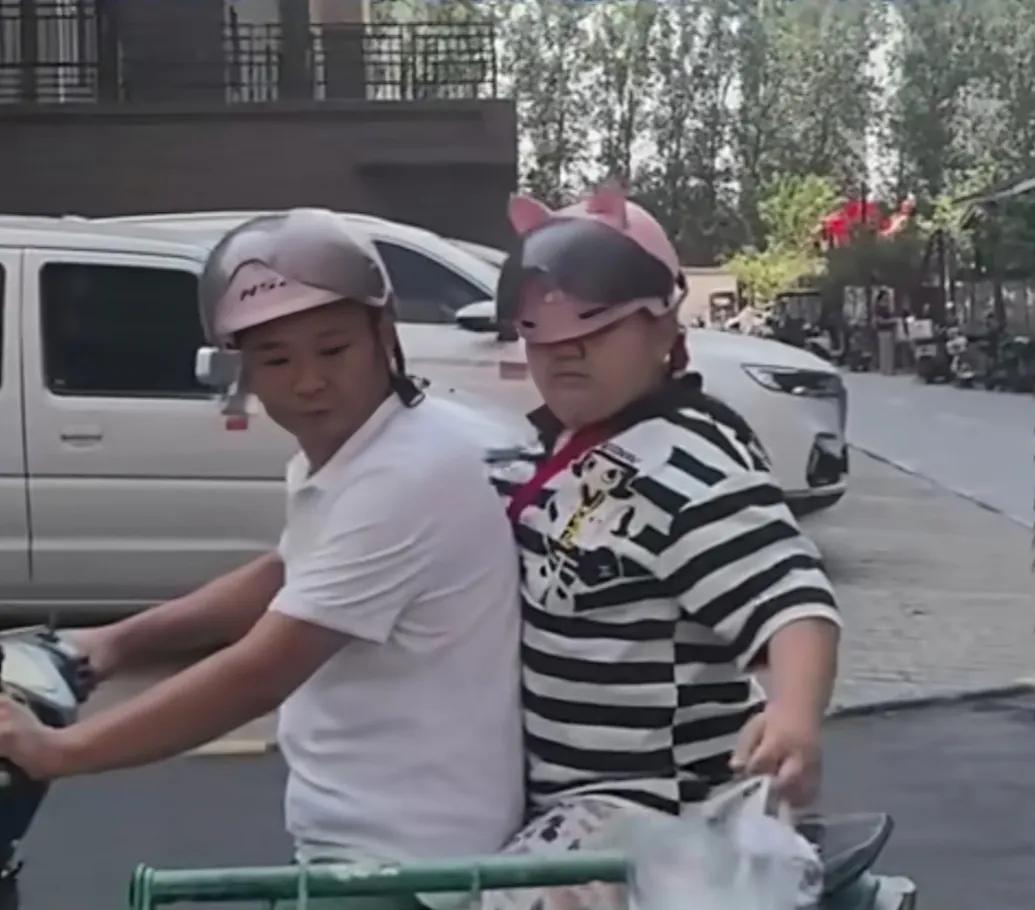 看他老爸懵圈的眼神，网友建议可以再生一个，每年还可领3600元。
网上看到，8月