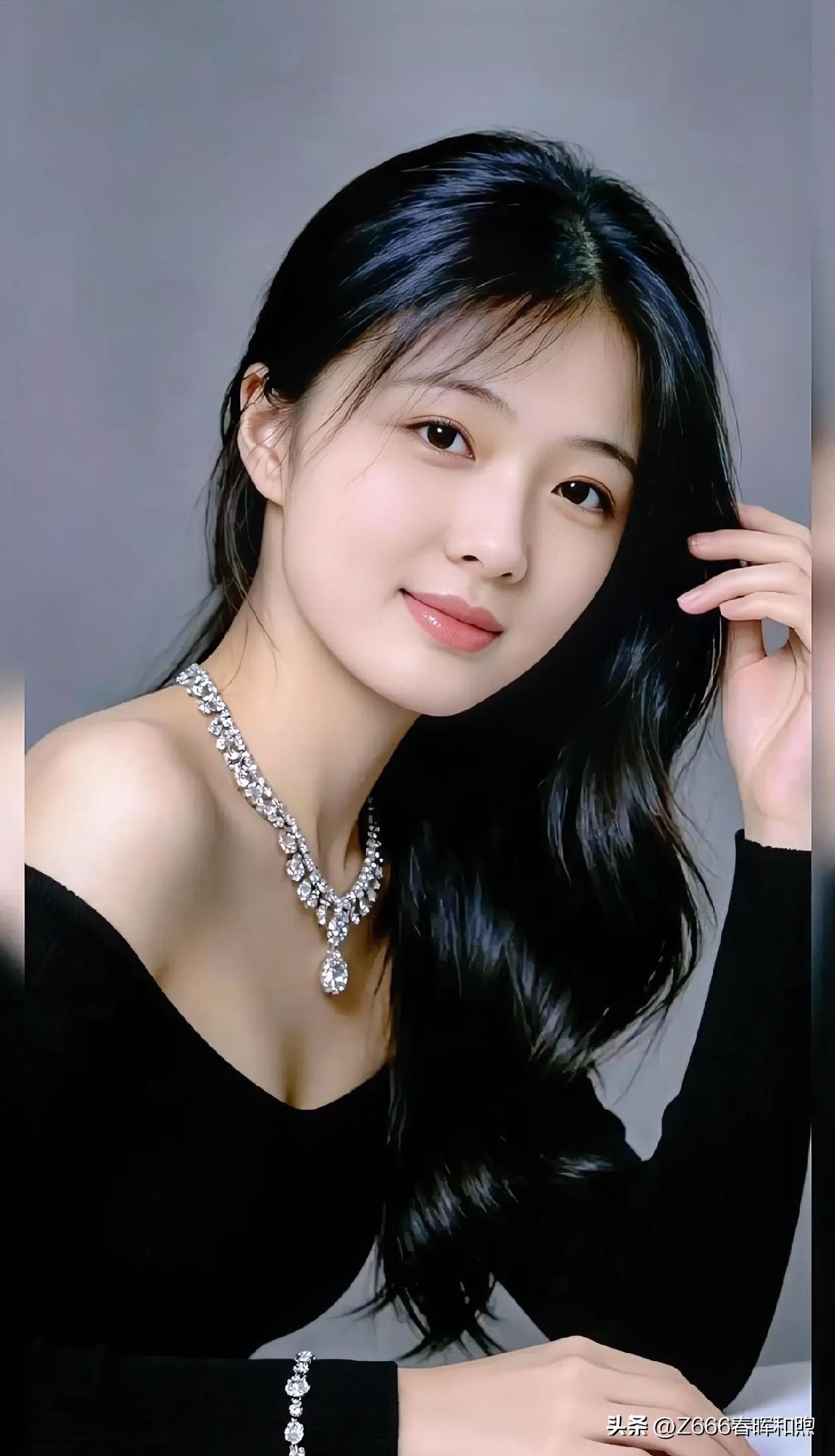 墨发如瀑轻垂，柔眸蕴星。璀璨华饰点缀乌衣，于简约中凝练优雅风华。低眉浅笑间，尽显