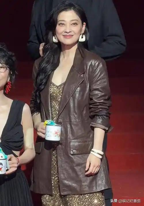 在时尚的舞台上，梅婷总能以独特的穿搭风格吸引众人目光。当她身着皮衣亮相，干练优雅