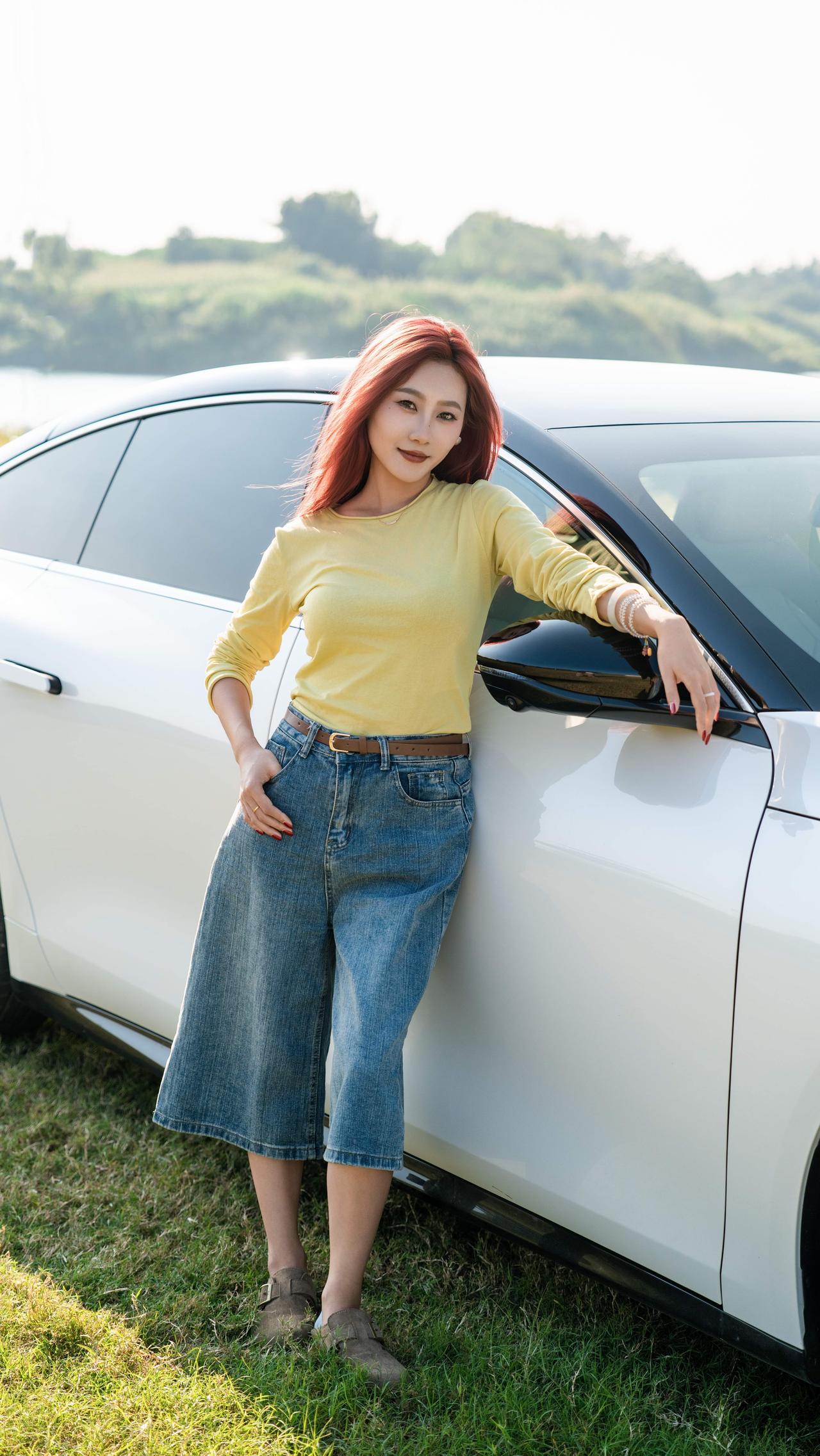 三月春风拂面，风行星海 S7 伴你奔赴春光。无框车门映着繁花，长续航畅行郊野，把