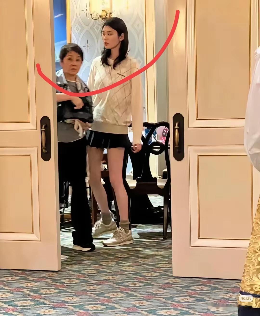 果然顶级有钱人吃饭都在包间。 
