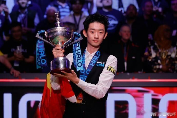 00后吴宜泽斯诺克夺冠，九球天后潘晓婷祝贺，12年前合影见证传承
2026年5月