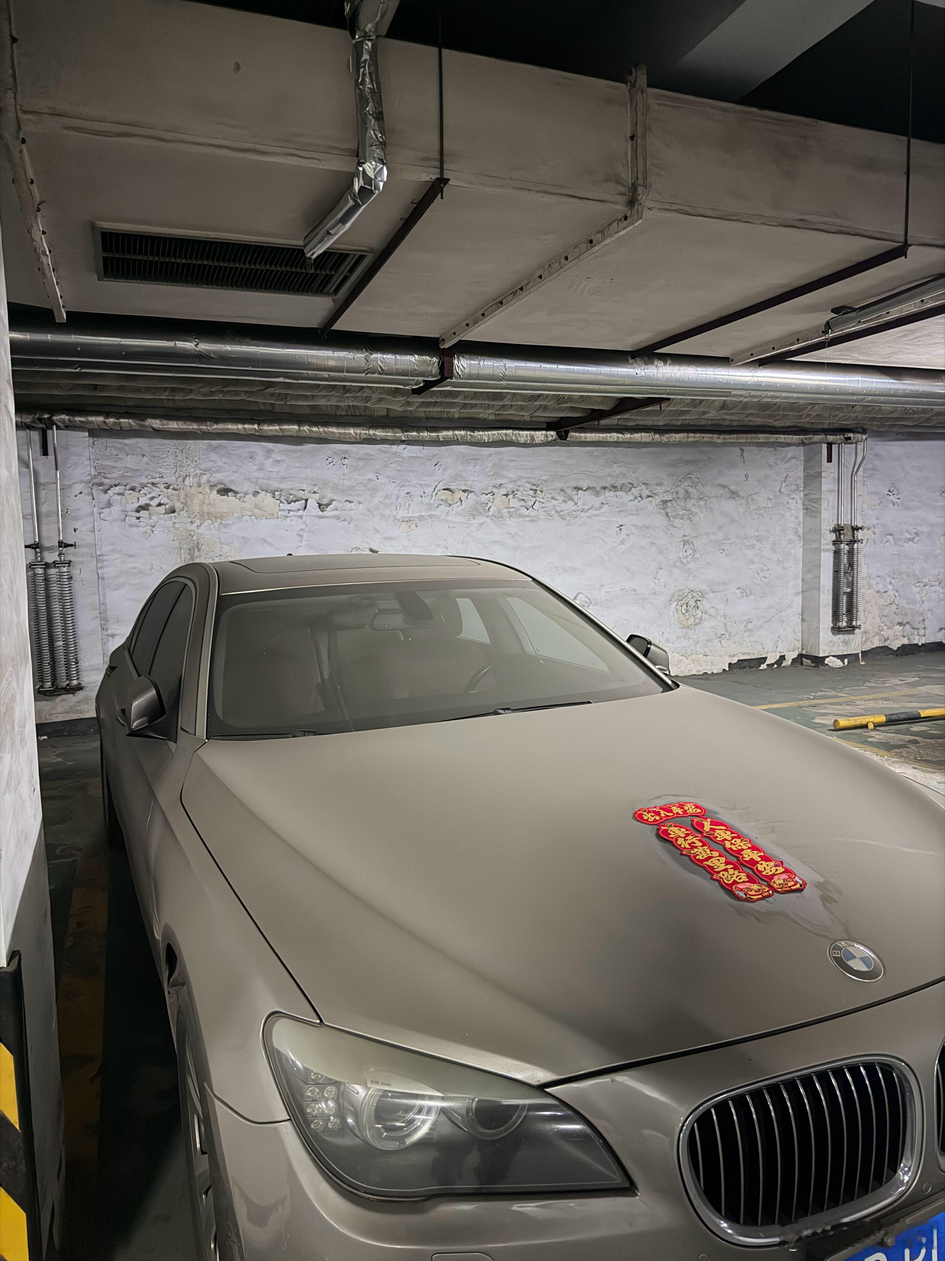 虽然车子是僵尸车但是车主不忘了给爱车贴个小春联上联：车行万里路下联：人车保平安春