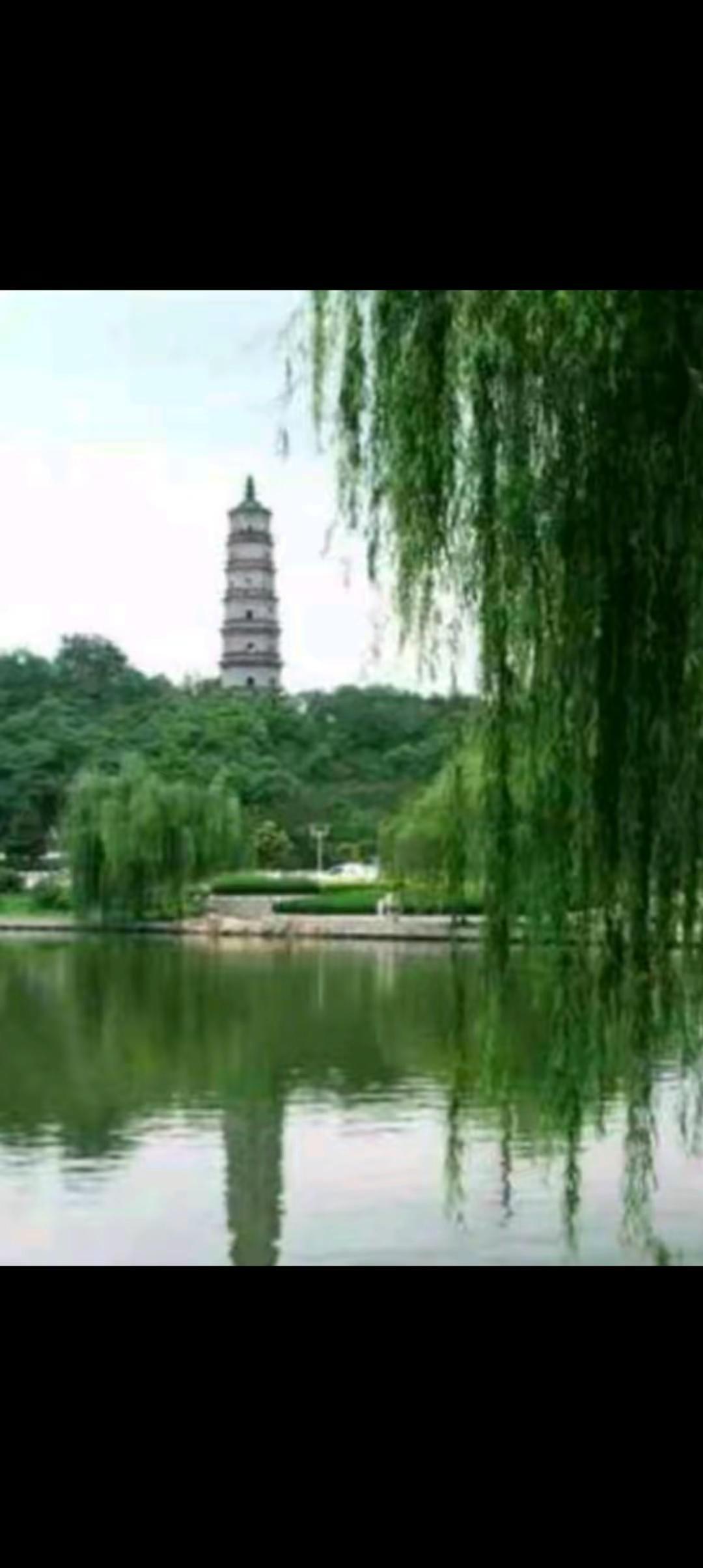 唱的是现实生活吧！
