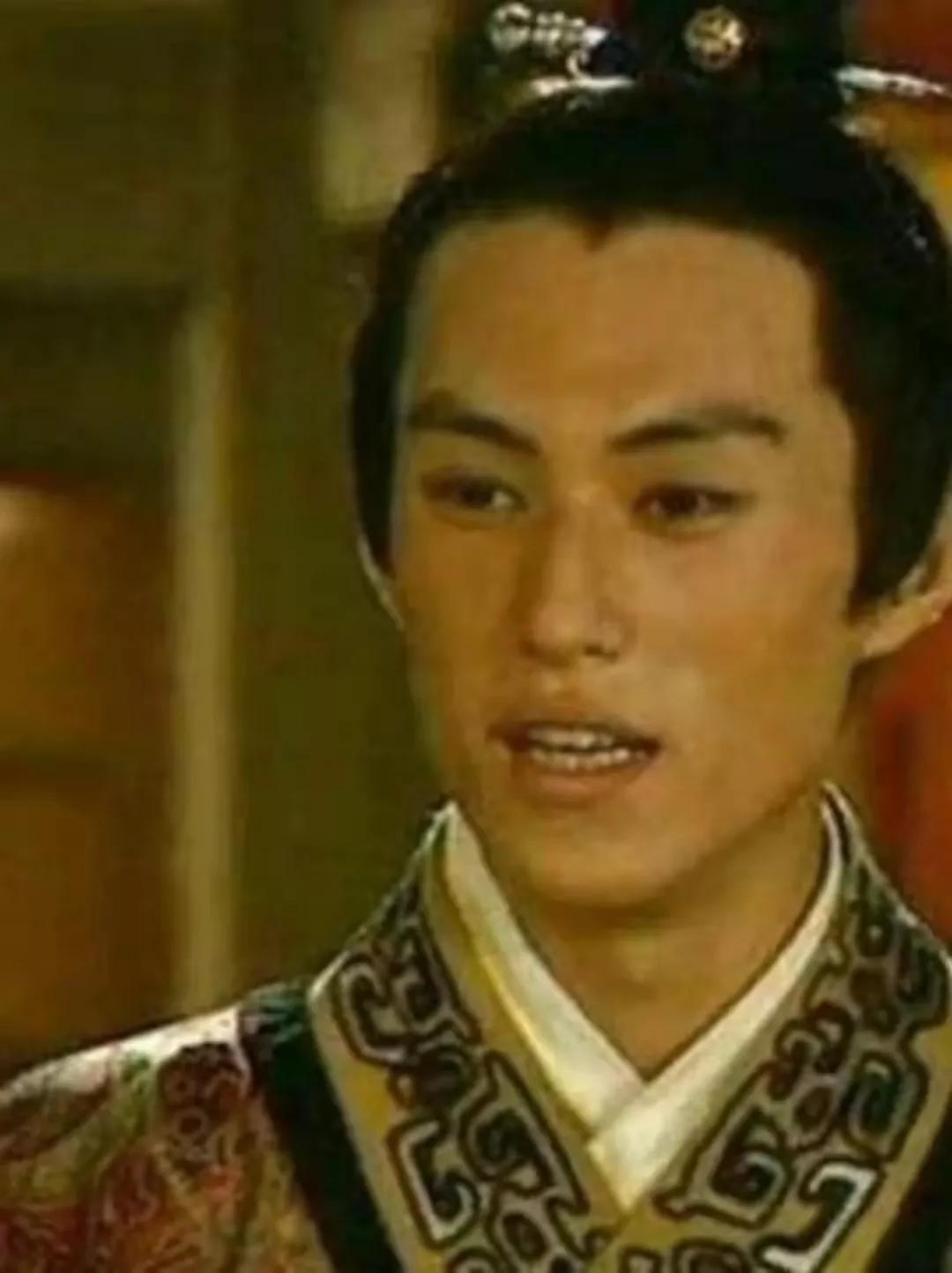 是靳东年轻的时候不帅吗？
其实并不是这样。
以往的角色，发型要么是前半部分秃，要