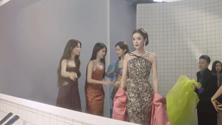 娜扎太美了！白鹿孟子义互相推脱，谁也不肯站到娜扎身边去……这是怕被比下去吗