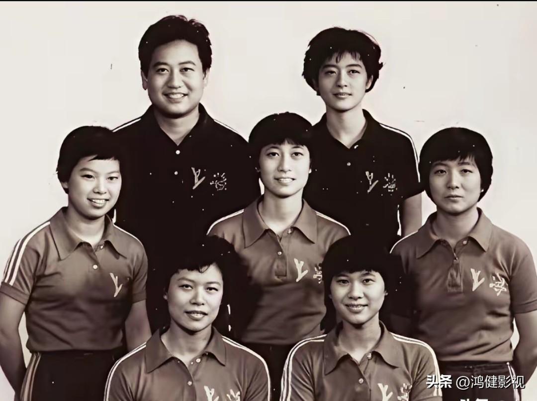 仔细看， 这是70年代末上海女乒珍贵合影。他们身穿运动服，个个神采奕奕！个个精神