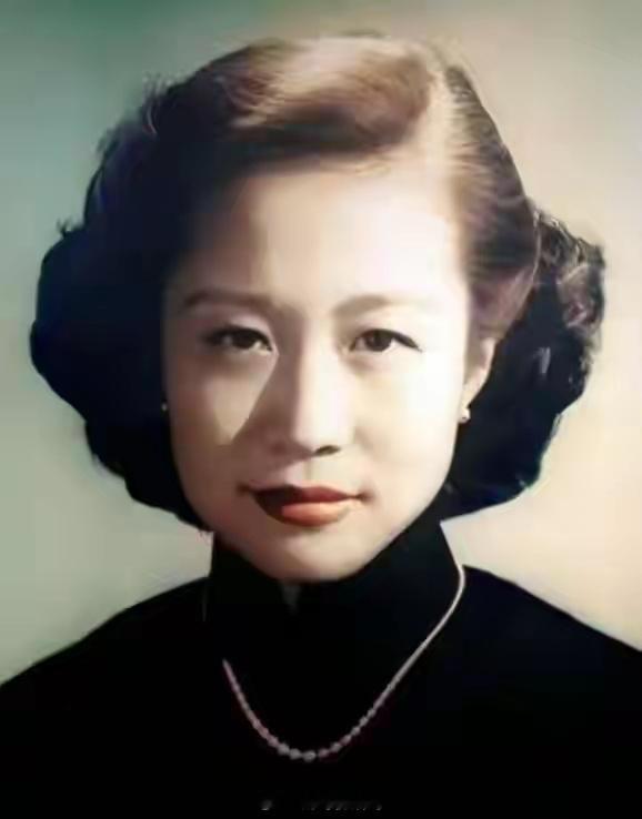 杨振宁发妻杜致礼有多美？1949年的美国留影，气质卓然，风华尽显 ​​​
