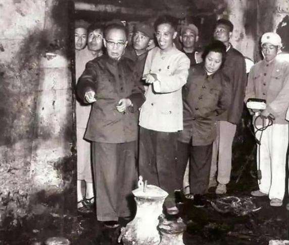 1956年，郭沫若挖开万历皇帝的棺材找《永乐大典》，结果书没找到，老婆儿子却接连