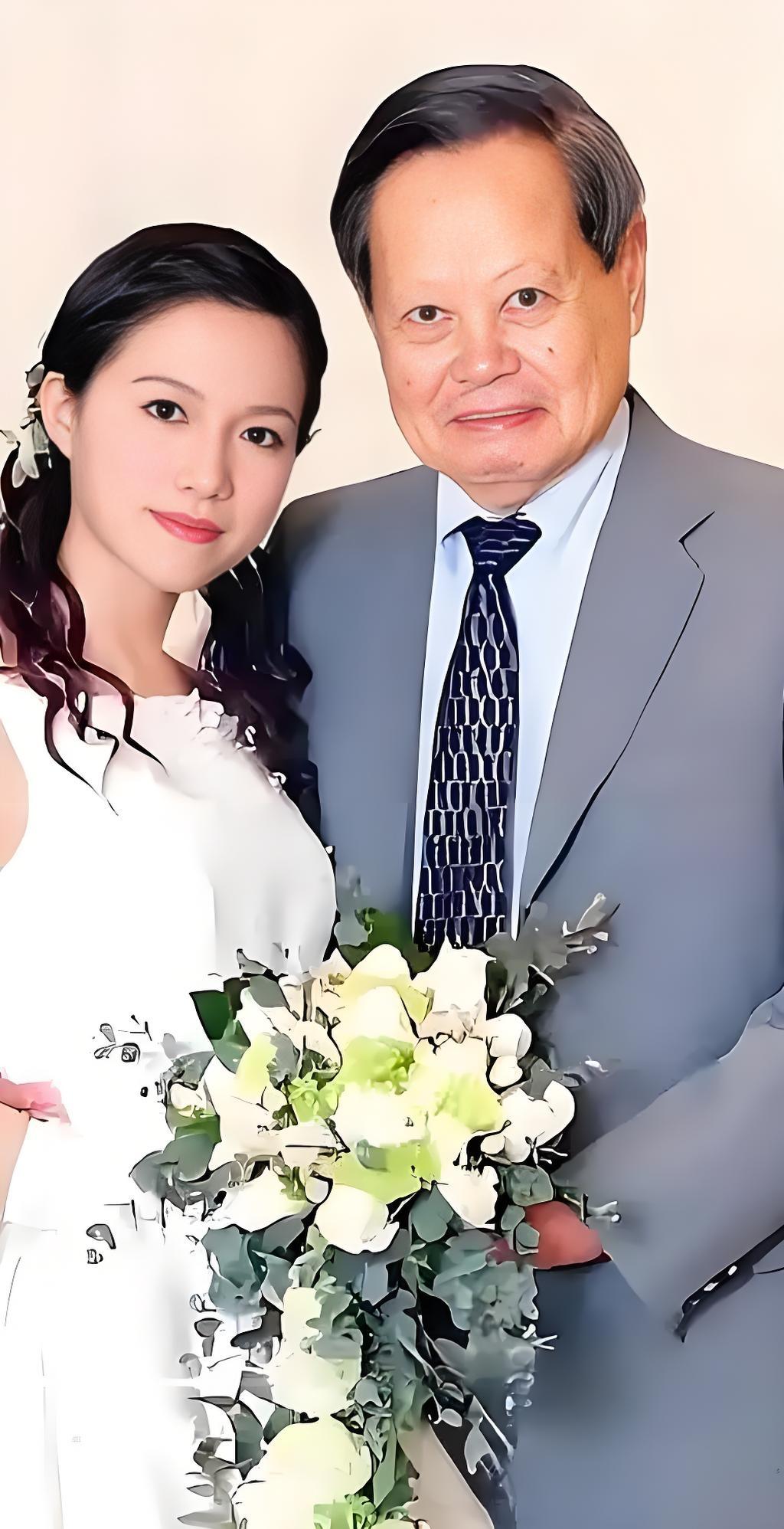 杨振宁先生辞世，这段跨越21年的相伴，终究成了岁月里的温暖注脚。
 
外界曾因5