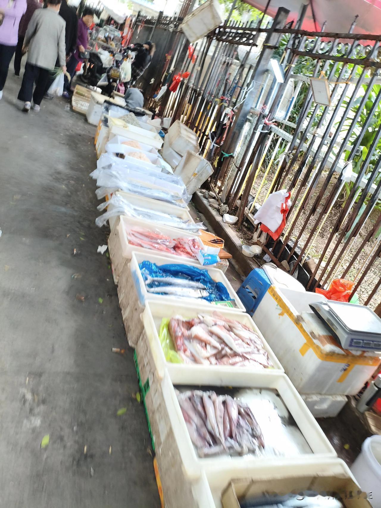 现在去菜市场买菜，菜摊老板都说今年生意难做。菜都不好卖了，说大家经济都不宽裕了！