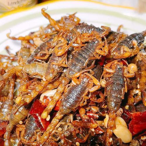 在洛邑古城周边热闹的十字街夜市，除了传统的洛阳水席、不翻汤，一种更具挑战性的小吃