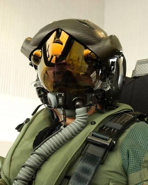 -35闪电II头盔,世界上最昂贵的头盔
F-35闪电II头盔显示器(HMD)的确