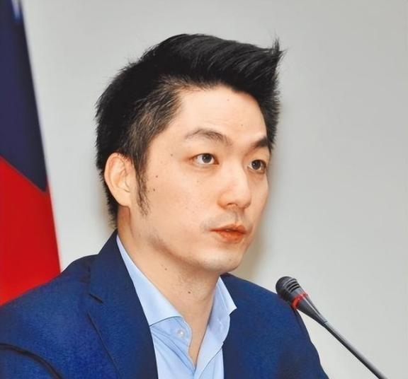 邱毅说，台北市市长蒋万安曾宣称，如果大陆继续在台海进行军机绕台和军演的话，他就要