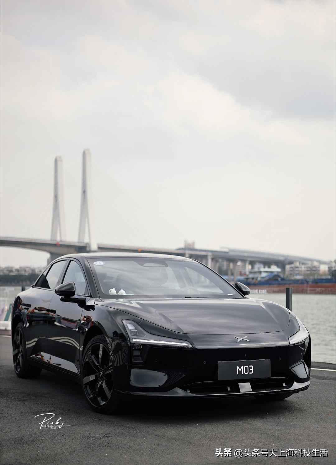 试驾的这辆2026款小鹏MONA M03是暗夜黑配色，第一眼看上去，那种深邃克制