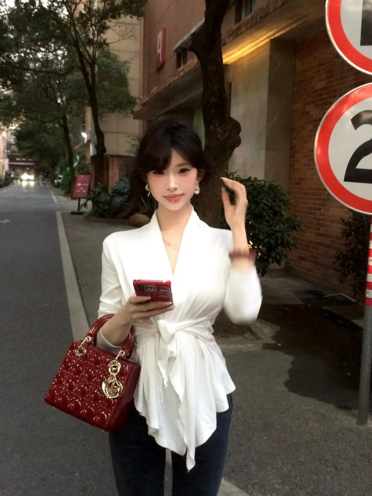 她大我三岁 有着大姐姐的干脆。