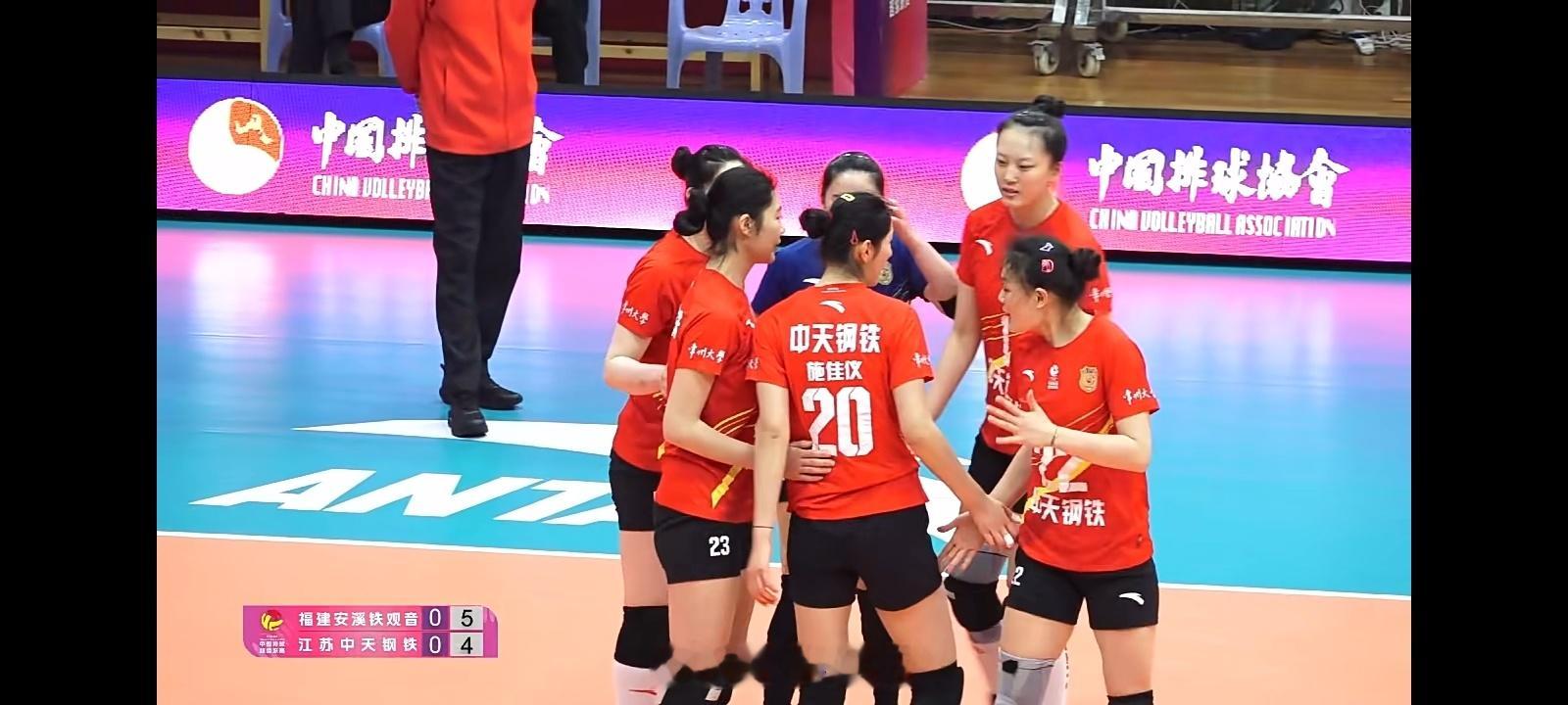 排超联赛 福建女排vs江苏女排，今天江苏女排派出替补阵容，周页彤带领魏伊杉、范泊