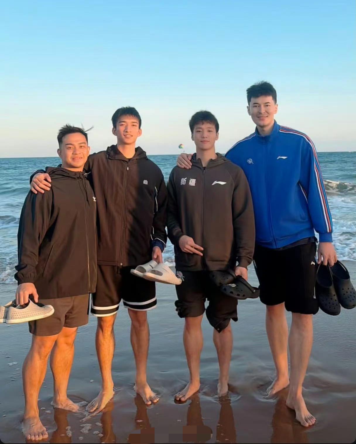新疆男篮队员青岛进行赛前体测，队员们顺便游览了一下大海并合影留念。

近日，在山