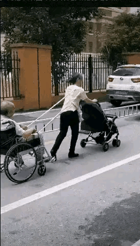 上有老下有小，自己头发也花白了，但生活还要继续，生活就是这样子。