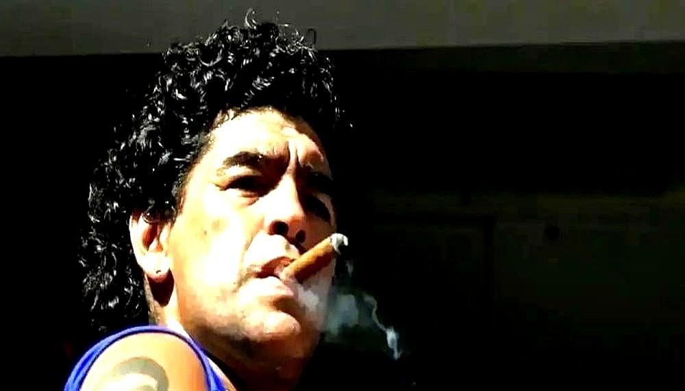 他还是说得太保守了。

球王马拉多纳8年前开玩笑说，美国人会把足球比赛切成四节，