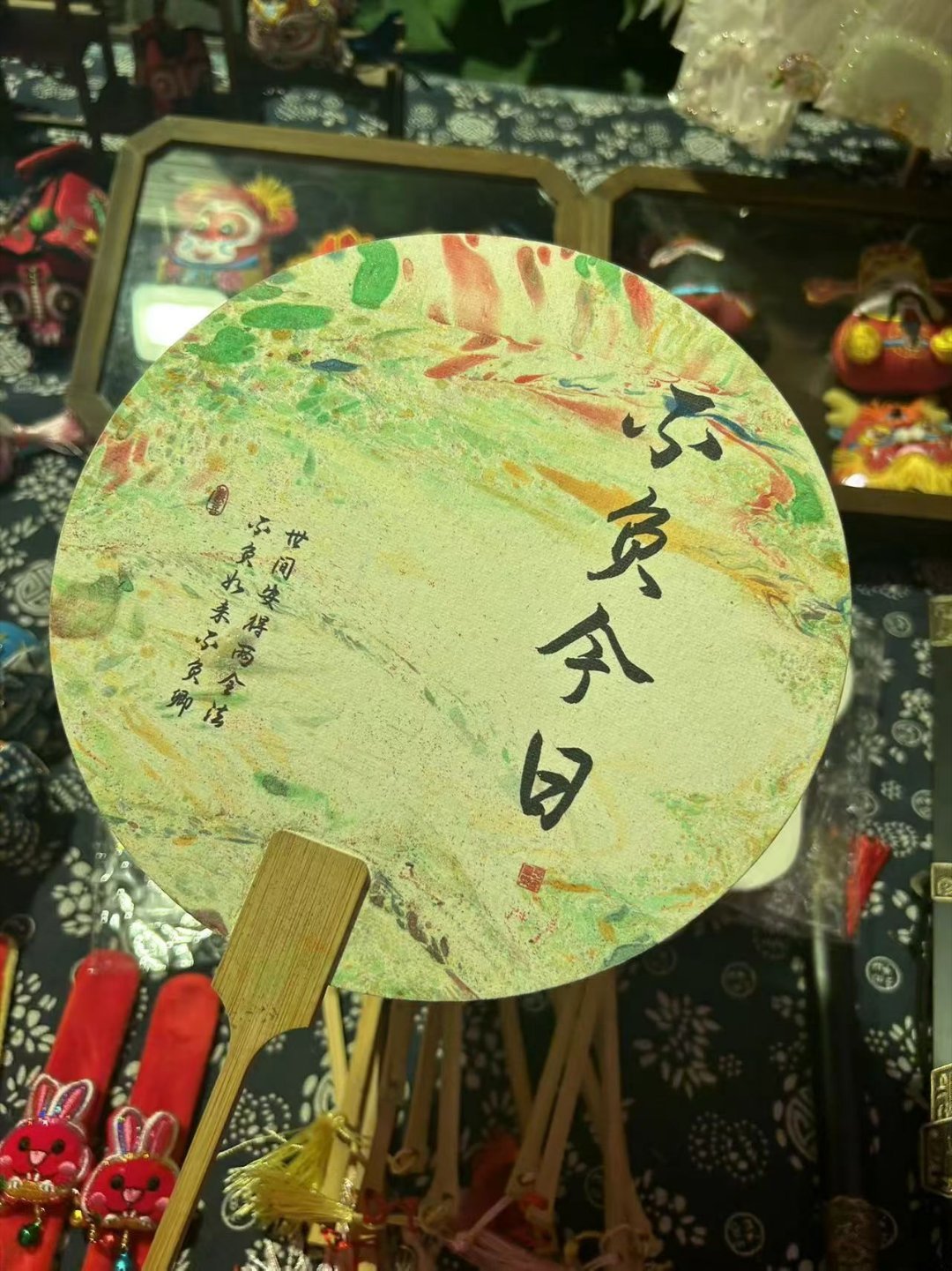 不完美的自己才是最真实的，看起来完美的人都有假正经。评判一个人的“贵贱”，不看钱