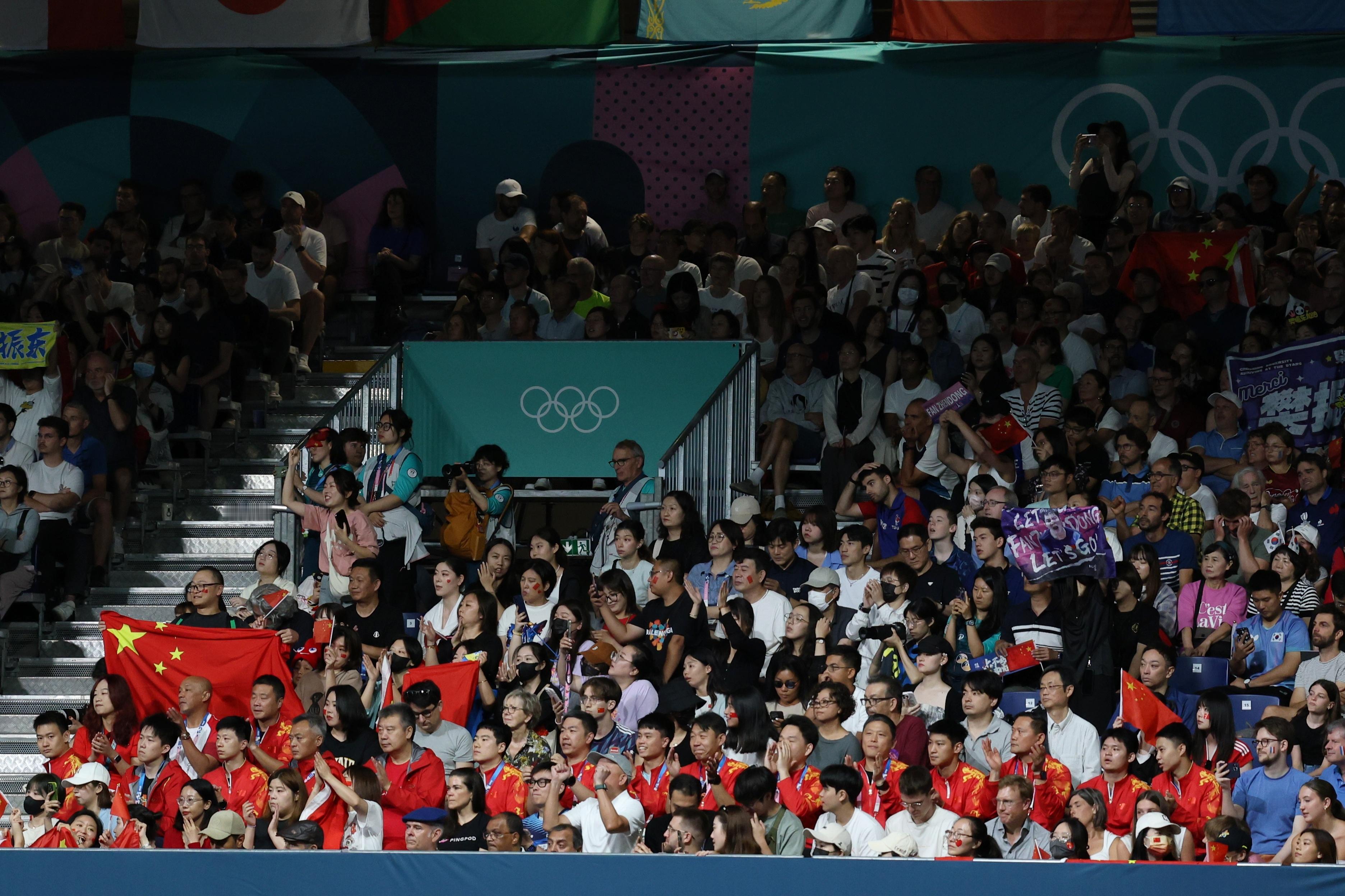 A勒布伦摔水瓶坐在看台上的不开心是有什么心事吗 ​​​