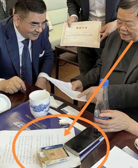 真没想到，曹德旺一包烟顶普通人一天的工资，手机价格更是昂贵！
 
最近，曹德旺在