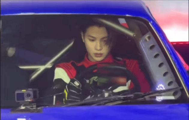 方向盘被黄明昊做局了 黄明昊赛车届的搞笑担当非他莫属了，拍照时还能用方向盘整出花