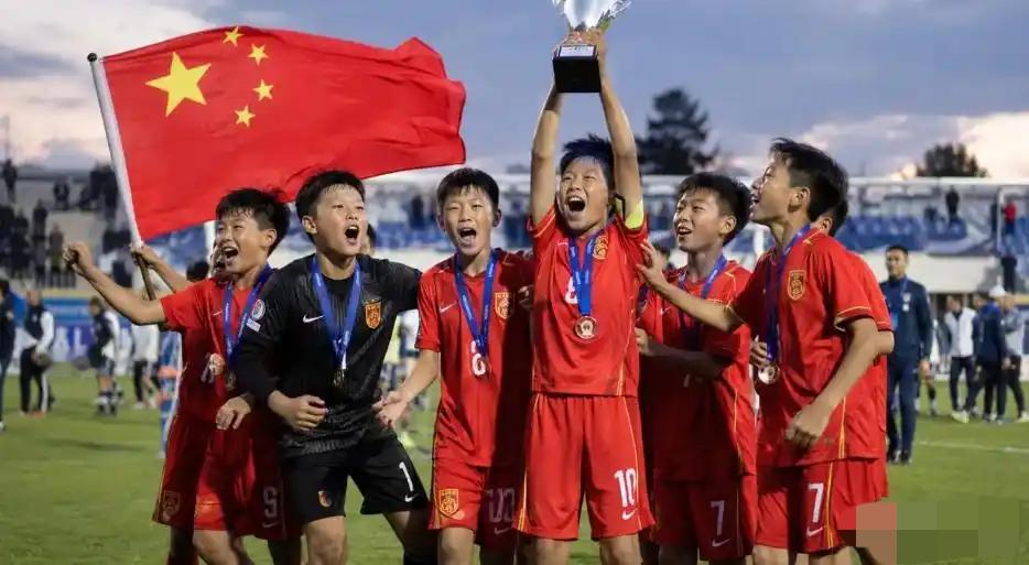 不看广告，看疗效
董路懂与不懂足球⚽️用他带的小将所取得的成绩来说吧
他带领一群