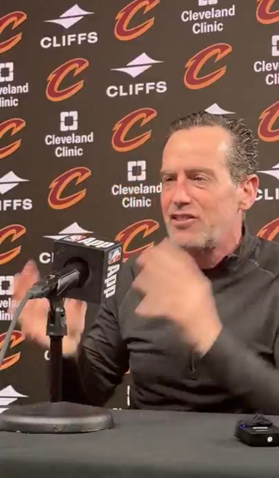 阿泰金森谈到赛前拥抱阿伦：“我差点忘了他还在队里。”