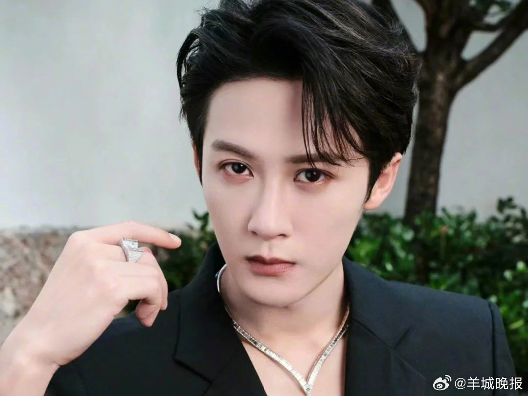 【哪位男星的大背头造型让你一眼难忘？】西装一穿，头发向后一抹，气场瞬间两米八——