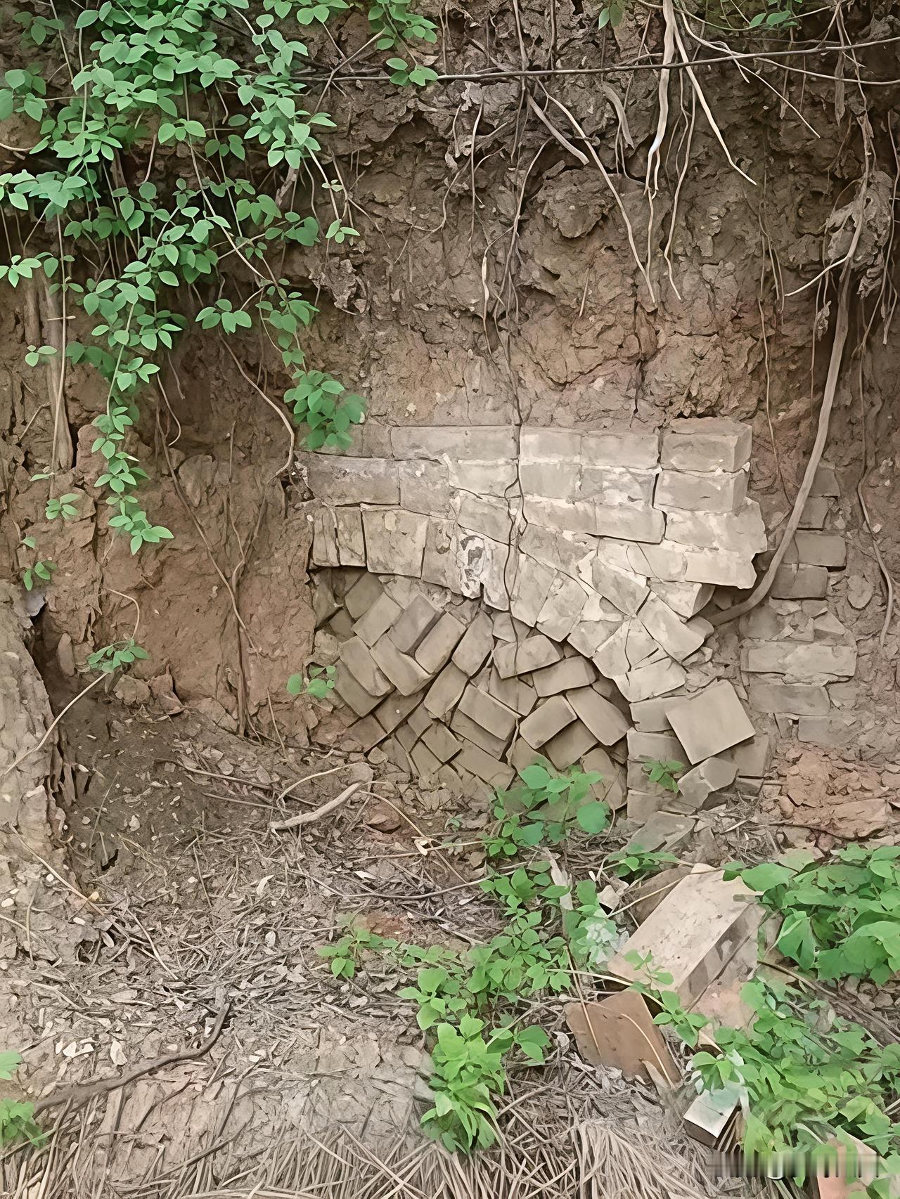 山边泥土下看到一堆砖，好像年代有些久远了，难道这里面有古建筑？大家看看这像什么呀