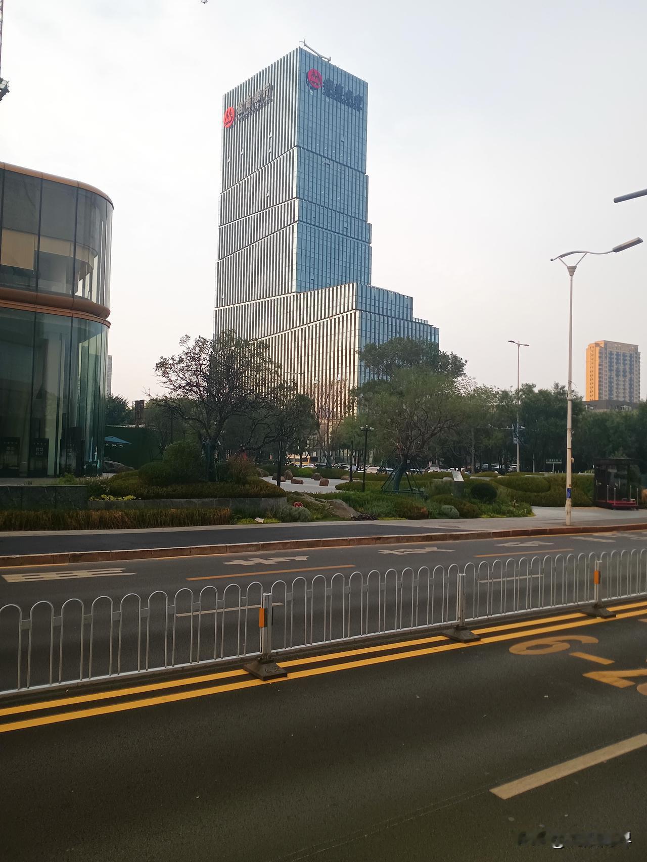 沈阳大皮靴子建筑
沈阳特色建筑不少
城市很有特点
比许多城市强多了
不说一流也一