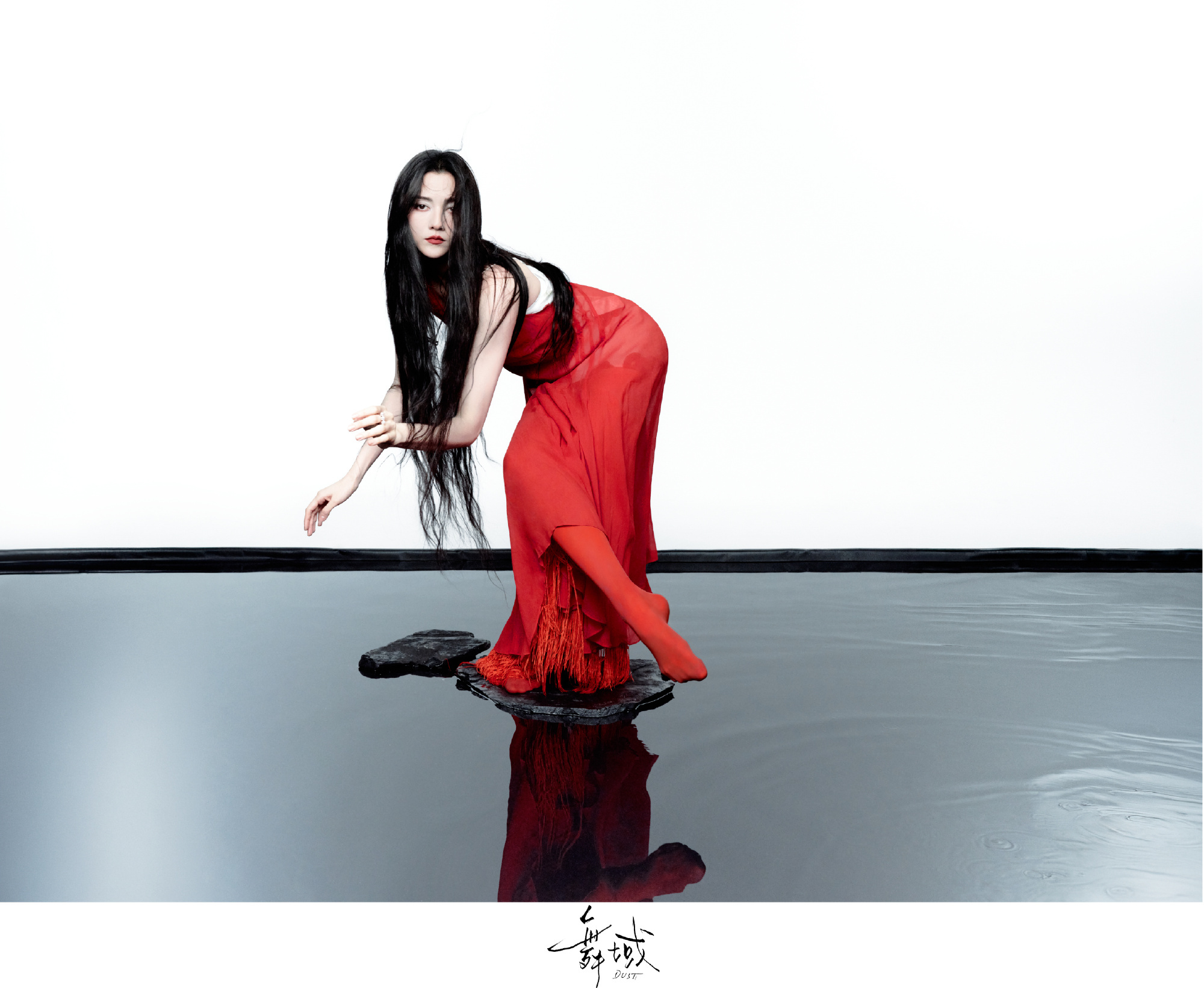 娜然DUST舞域创刊封面娜然的身体逻辑学娜然的肢体叙事摄影：谢天 