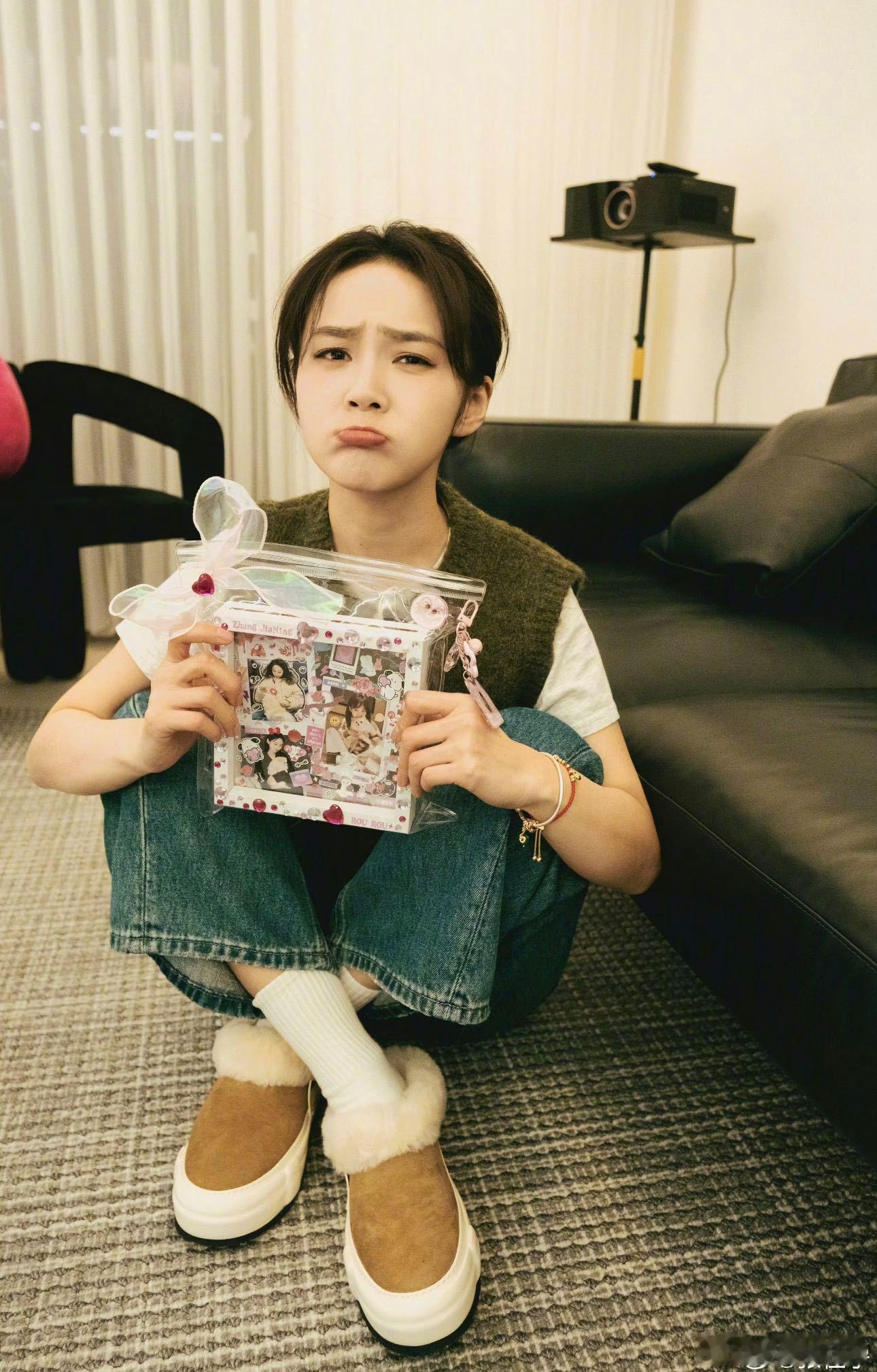 张佳宁每次与粉丝的相聚都有真情流露，倾听粉丝真心话时的眼眶微红，那一刻的情感让所