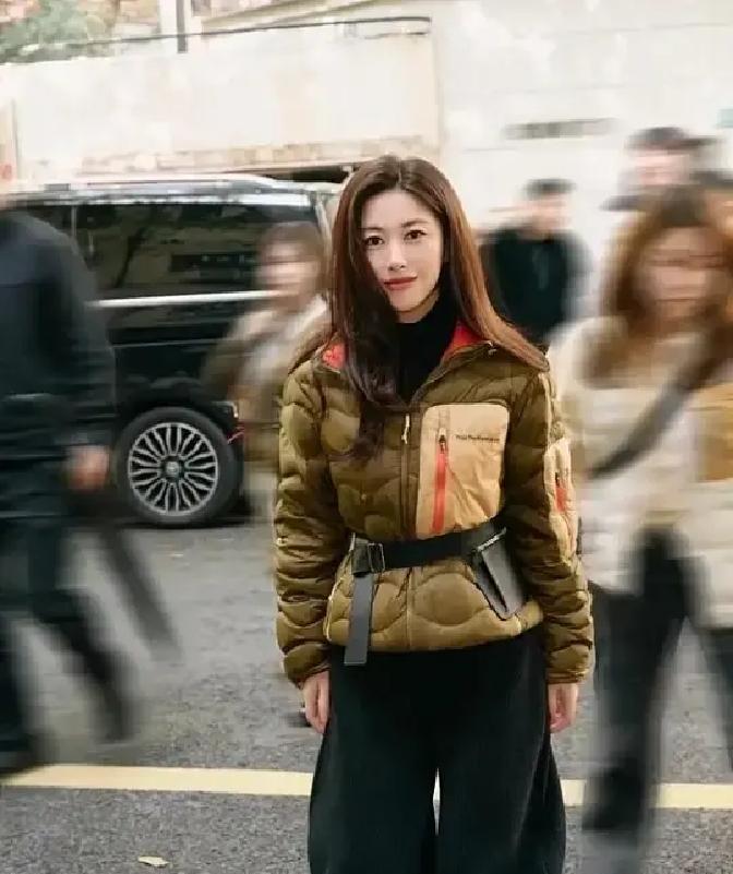 羽绒服第三颗扣子永远别扣。
这是朱珠让吐司羽绒服卖断货的潜规则。
她街拍视频播放