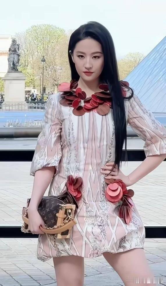 刘亦菲闪耀亮相巴黎时装周，东方风骨碰撞法式浪漫，一袭华服惊艳全场，尽显顶级女神风