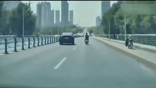 摩托小哥骑车太嚣张，分分钟被人教育！