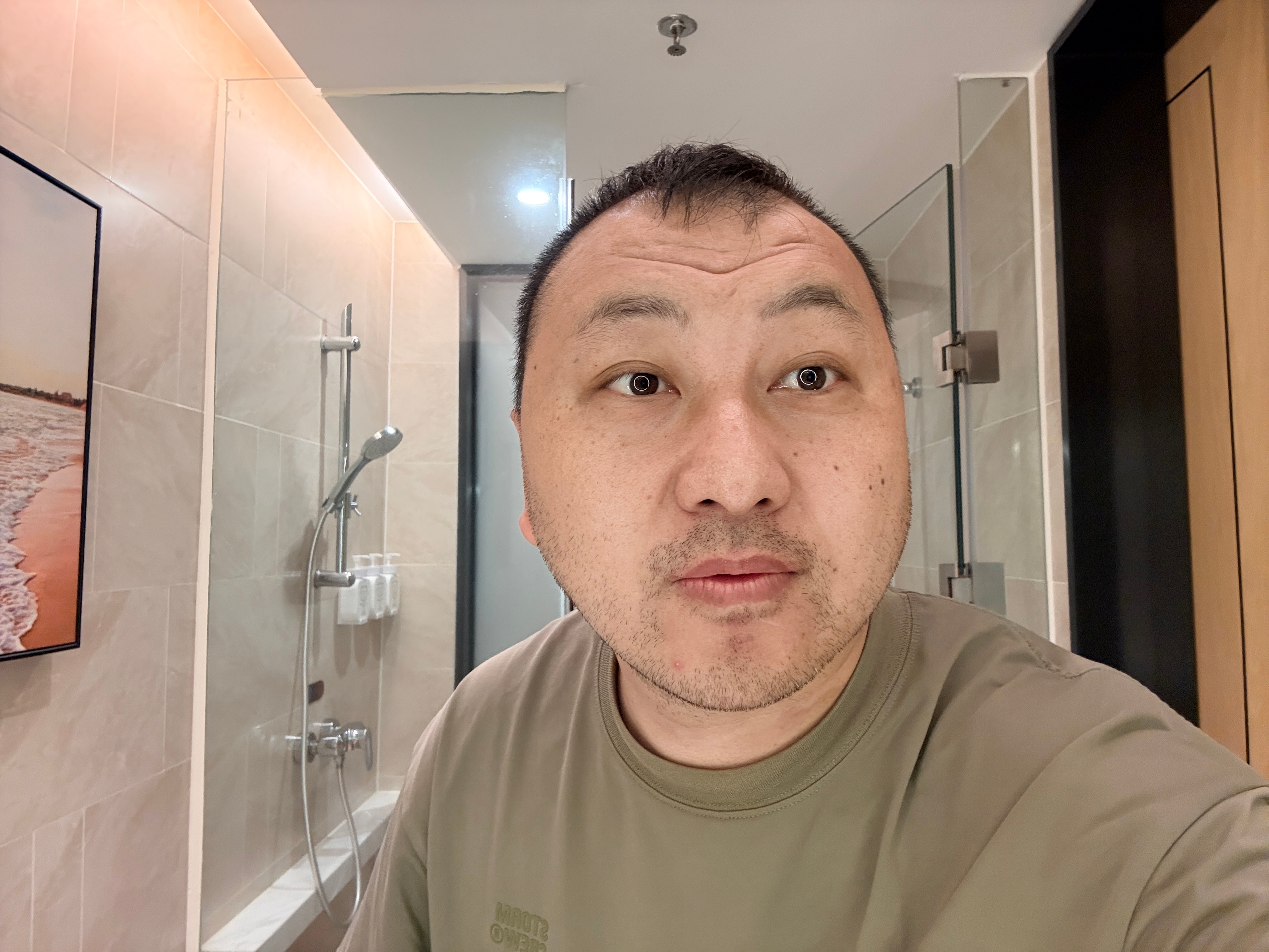 维也纳酒店 的镜子自带美瞳效果猫哥 nothingcat 减肥打卡