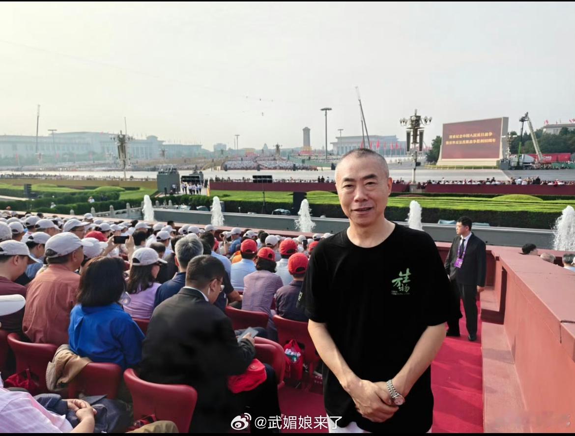 《生万物》导演受邀观看阅兵式，他还穿着《生万物》组服，导演真的很爱这部剧了 ​​