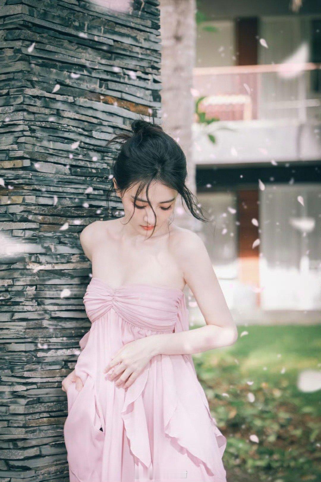 徐璐[舔屏][舔屏][舔屏][抱一抱][抱一抱][心][心][抱一抱][抱一抱]