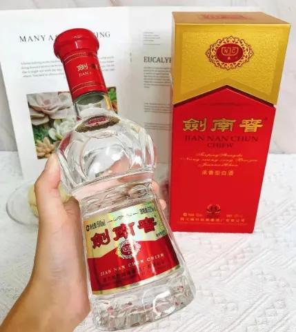 建议中年男人：别太心疼钱，这4款酒该喝就喝，全是100%佳酿。

1.水晶剑


