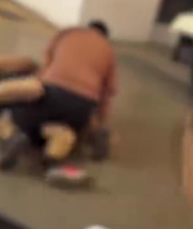 【：最后被警察带走调查了】7月1日，内蒙古呼和浩特。海亮广场一男子偷拍女孩裙底被