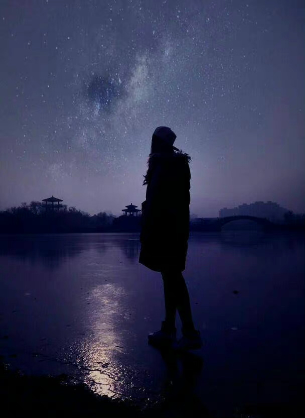 人有时候真是奇怪，选择了会后悔，放弃了的会遗憾，但完美只能是一种理想，而不可能是