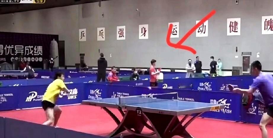 你以为的孤独，其实是顶级运动员的作弊代码。
乒乓球馆深夜的灯光下，只有球撞击台面