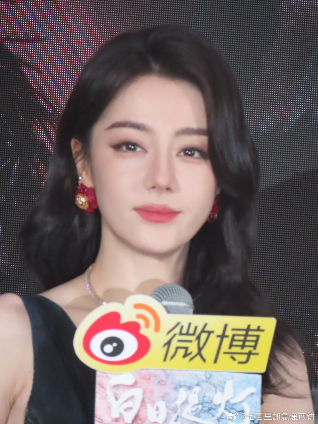 迪丽热巴今天白日提灯追剧见面会生图，天啊太好看了 